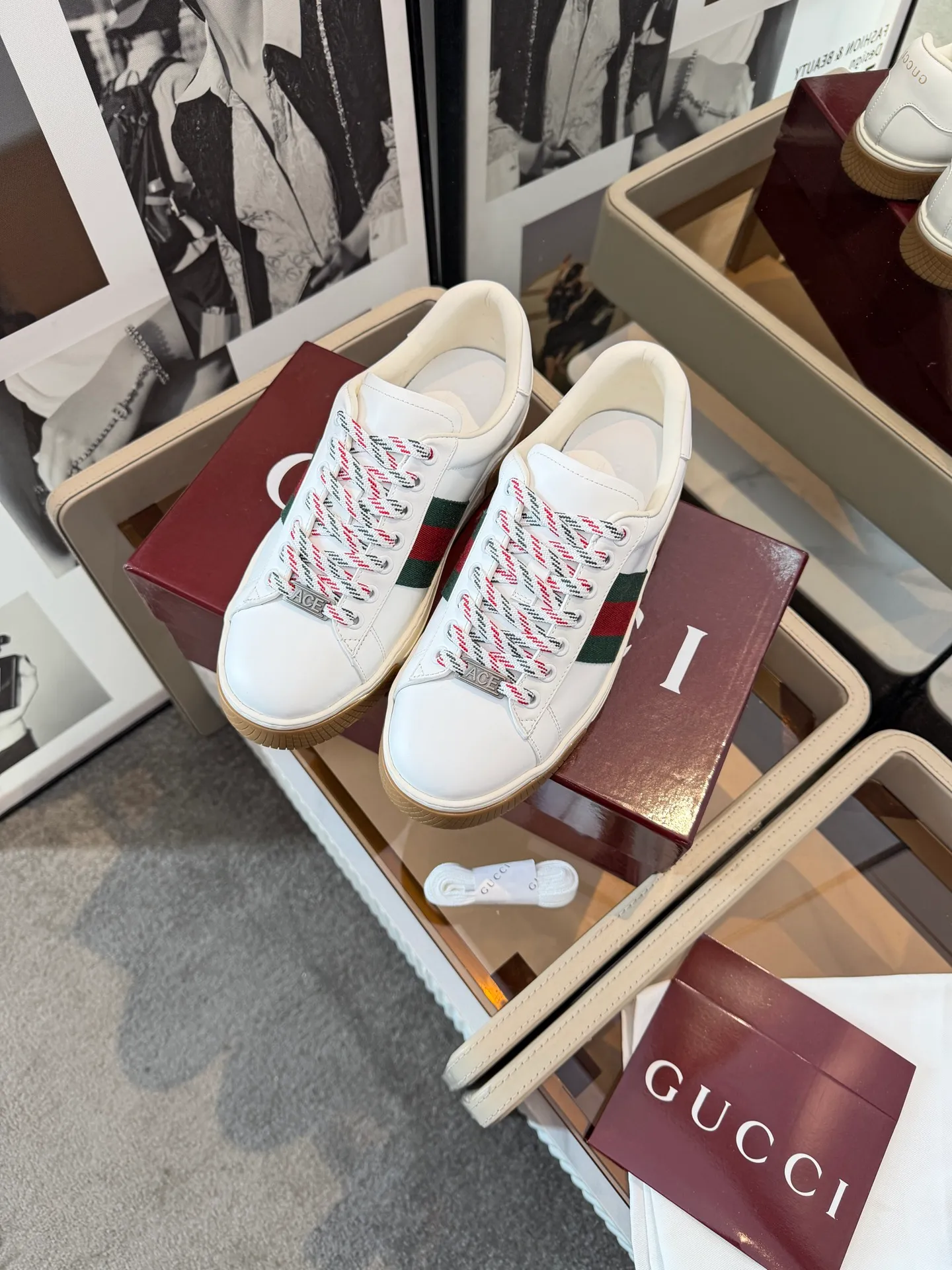 [G Home] P: 580💰 Men's model, Sizs: 39-44 (customized at 45) GUCCI classic design, casual elements, catwalk model. This pair of top-quality GUCCI shoes, with pure white as the main tone, shows elegance. The iconic red and green webbing embellishment instantly demonstrates the brand's charm and trendy attitude without the need for too many words. The upper material is delicate and feels comfortable, making every step feel like walking on the clouds. Exquisite details, such as shiny decorations and unique metal buckles on the shoes, add highlights to the overall look, giving off a unique brilliance inadvertently. Whether paired with casual jeans for a casual look or paired with a simple dress for a gentle and romantic look, it can be easily worn and becomes a versatile item in your wardrobe. Choose it and embark on a journey that combines style and comfort, making every trip a fashion show.